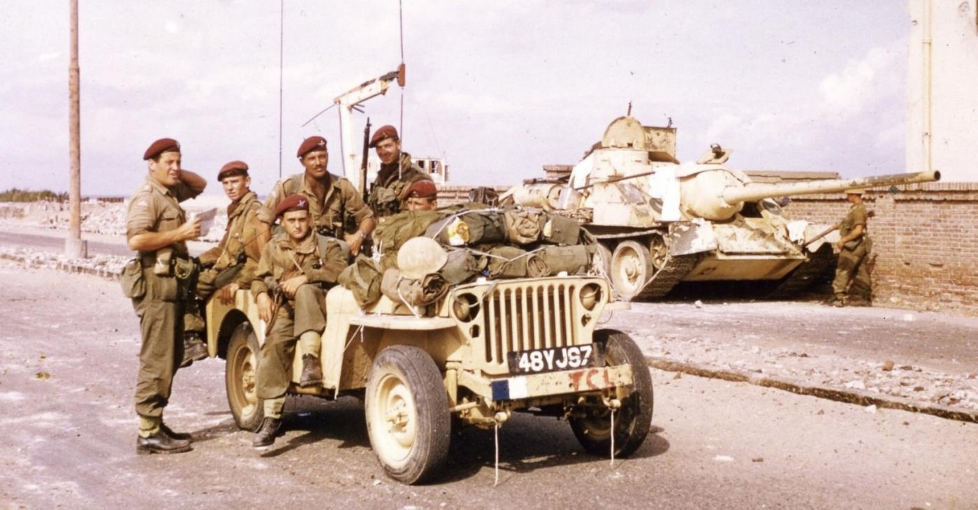 Suez crisis paras 
