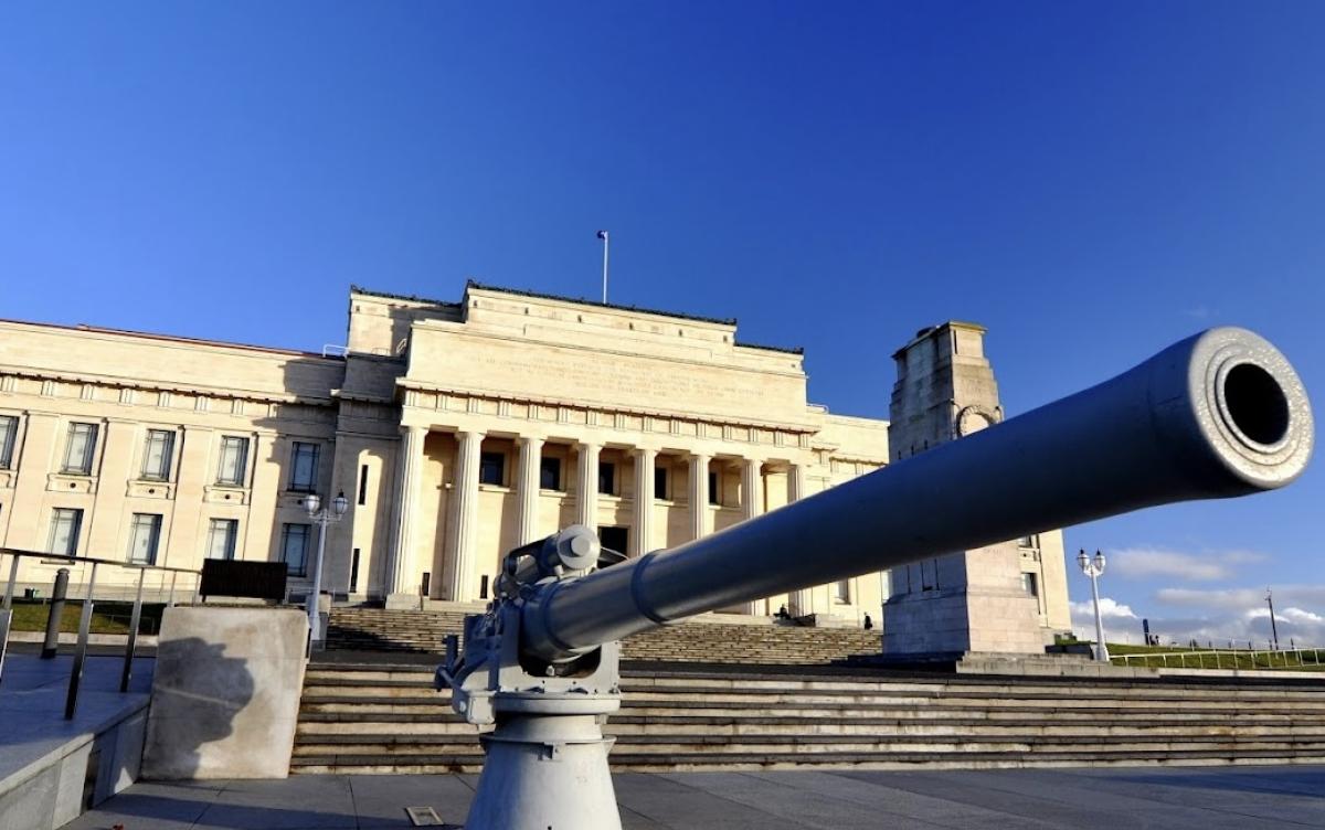 Artillery gun 