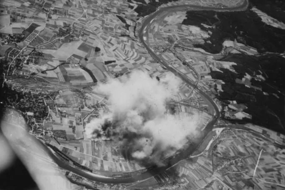 Schweinfurt - Regensburgh bombing mission raid us airforce b-17 planes day light raid