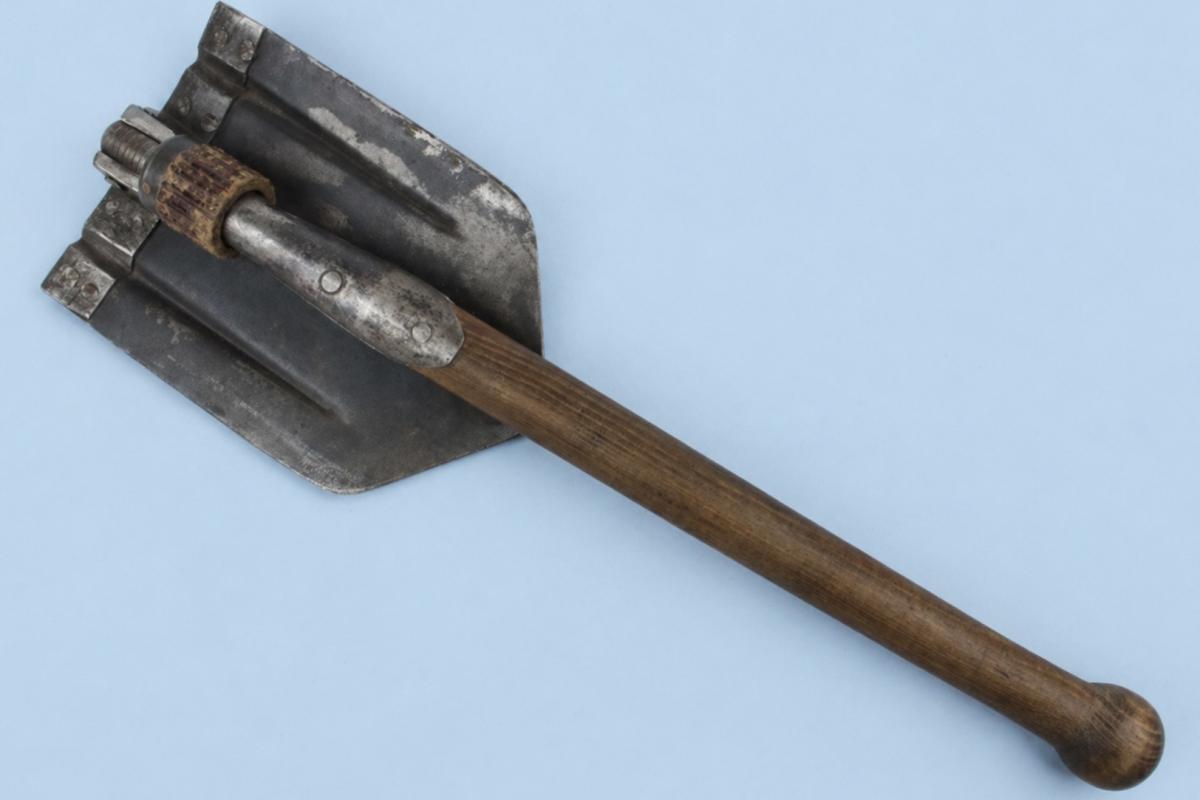 Entrenching tool